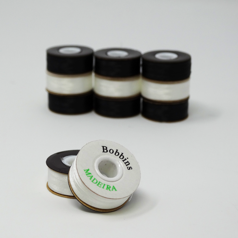 Předvinuté spodní nitě Madeira Magnetic sided bílé