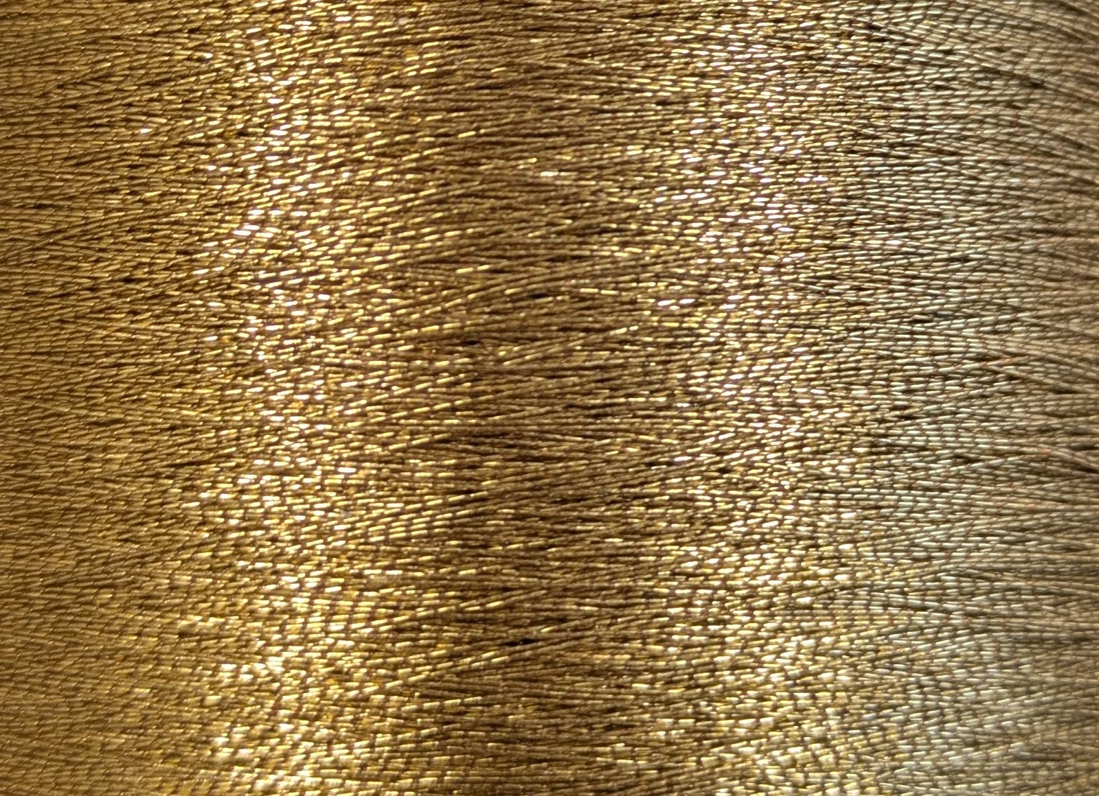 3038 Antique Gold - Metalická vyšívací nit Madeira FS 30 (dtex 320x2) - 55% polyester/45% metalizovaný polyester - 2.500m